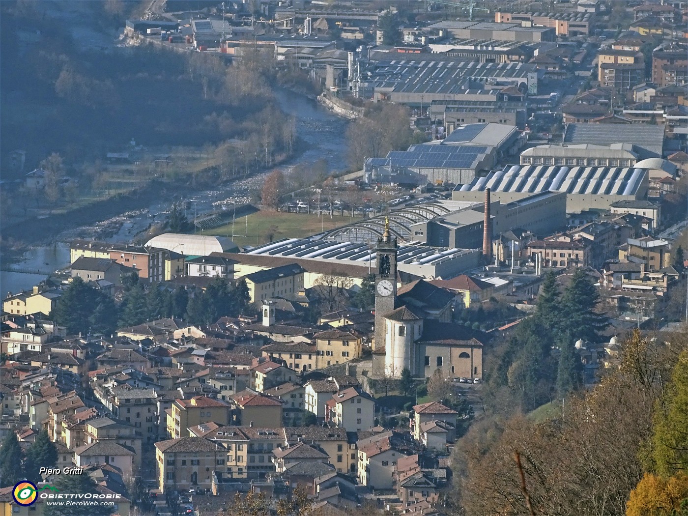 47 Zoom sul centro di Zogno con la Chiesa di S. Lorenzo e le fabbriche della zona industriale.JPG -                                